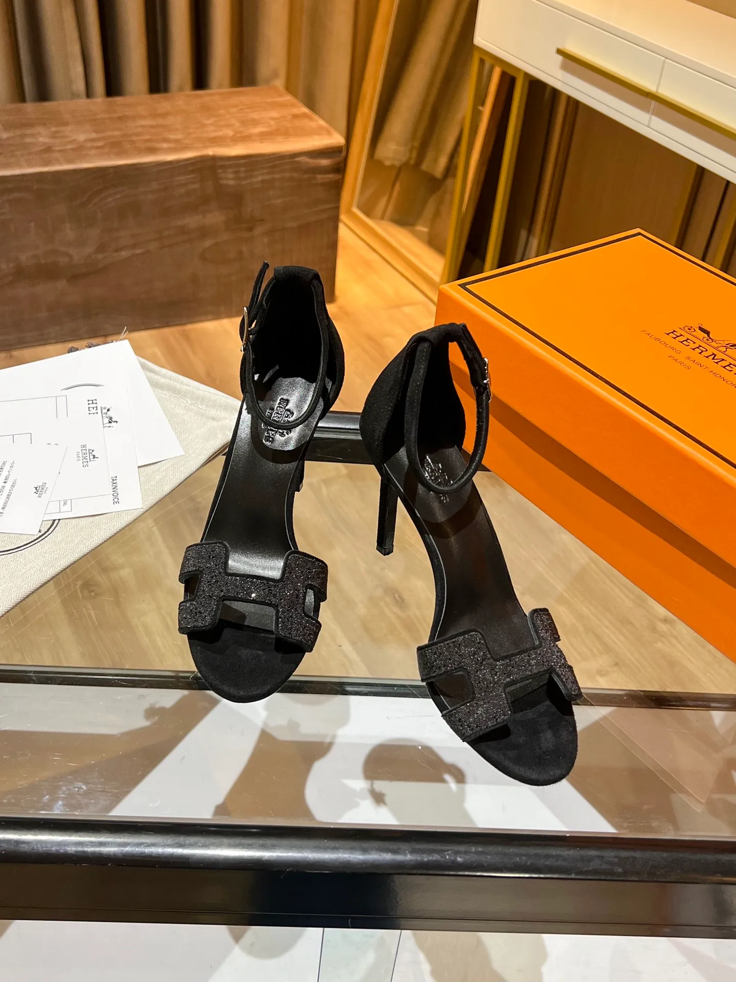 👟👟Ex-factory price 600👟👟 Hermès high-heeled sandals Hermès high-heeled shoes are the simplest, most durable and elegant I have ever seen! ! ! It can hold any style, and the height of 10.5cm is easy to control. Each color has its own unique style. You must buy this one, it is really easy to wear and look good! size: 35-40 (34.40.41 customization is non-returnable and non-exchangeable)